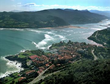 This is why Mundaka is so popular for surfing holidays