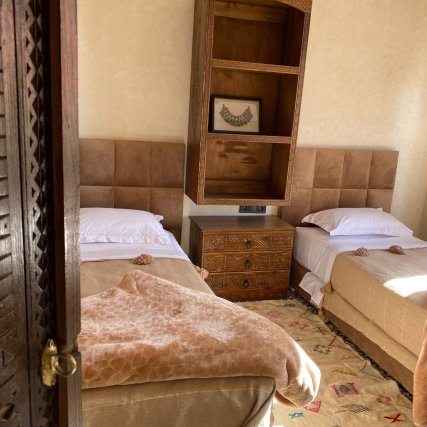 TWIN ROOM