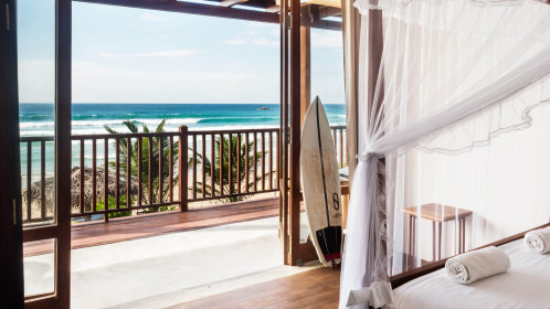 Comfortable 4 poster bed with the perfect view of the surf to get you motivated for your morning surf 